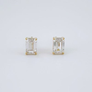 Boucles d'oreilles minimalistes solitaires à 4 griffes en or jaune 18 carats avec diamant de laboratoire taille émeraude, boucles d'oreilles fines, manchette d'oreille, boucles d'oreilles en diamant - Product Image 1
