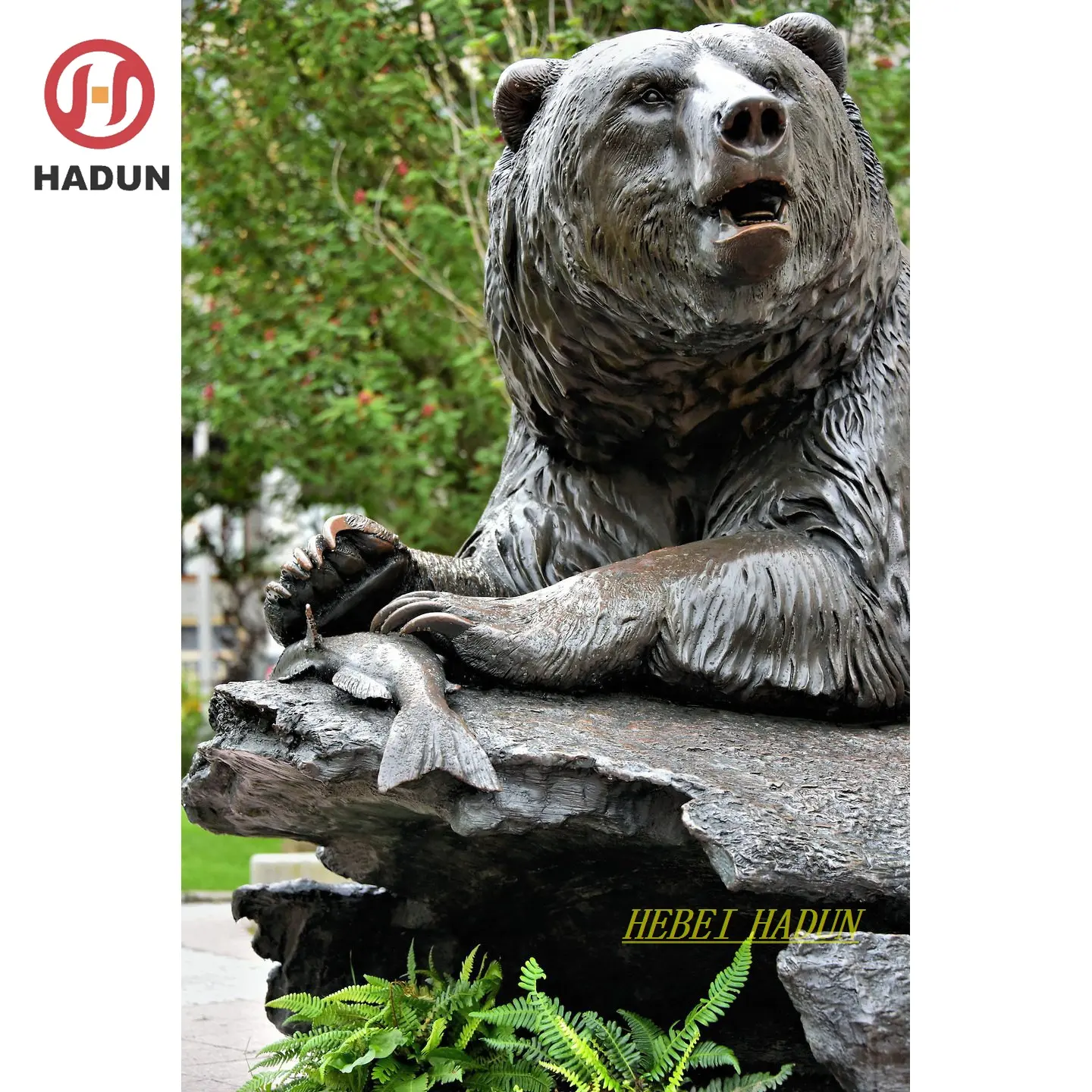 आउटडोर गार्डन बड़े पीतल धातु पशु मूर्तिकला कांस्य भालू खाती मछली प्रतिमा