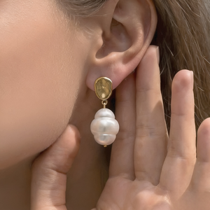 Pendientes de perlas irregulares de acero inoxidable, chapados en oro de 18 quilates, antideslustre, joyería minimalista de lujo para mujer - Product Image 2