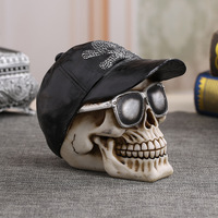 Ornement en résine tête de mort au design terrifiant avec lunettes et chapeau - 13x10x10cm pour aménagement paysager d'Halloween
