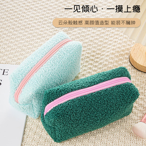 Sac de rangement pour articles de toilette, sac de voyage portable, organiseur de grande capacité, fermeture éclair, sac cosmétique carré en peluche, pochette à maquillage douce en peluche - Product Image 3
