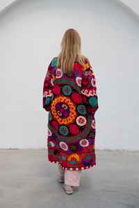 Chaqueta Acolchada Roja Extra Grande para Mujer, Hecha a Medida en Fábrica, Estilo Vintage, Acabado Suzani, Lona de Algodón - Product Image 5