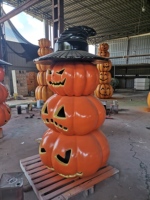 Grande pile de citrouille en fibre de verre orange de 2m de hauteur avec chapeau pour décoration d'Halloween