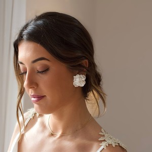 <span class=keywords><strong>Orecchini</strong></span> da sposa con petali di porcellana bianca <span class=keywords><strong>orecchini</strong></span> floreali in <span class=keywords><strong>argilla</strong></span> <span class=keywords><strong>polimerica</strong></span> a mano romantici gioielli da sposa - Product Image 3