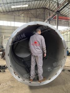 Un lavoratore operare orizzontale legno guscio di cocco carbone storta Biochar pirolisi macchina forno con aceto di legno - Product Image 6