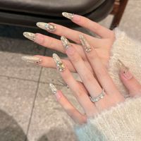 Faux ongles à presser pour femmes, couleur nude, forme cercueil, avec broche œil de chat or champagne et gemme taille émeraude, pour un style luxe 'Old Money'