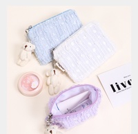 Sac de maquillage texturé en dentelle avec pendentif ours, pochette de voyage portable, trousse de toilette à fermeture éclair, organiseur de maquillage