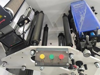 Máquina cortadora rebobinadora accionada por servomotor de 200 m/min, trazador de prensa y corte con motor de bomba de engranajes, componentes centrales de PLC