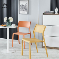 Chaise de salle à manger moderne en plastique avec dossier creux pour restaurants et hôtels (vente en gros)