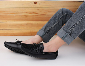 Un hombre está usando mocasines de cuero genuino con un diseño tejido, un par de zapatos planos formales de negocios, zapatos de conducir para hombre. - Product Image 5