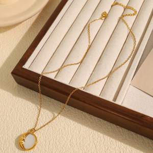 Collar de acero inoxidable chapado en oro de 18 quilates estilo Ins con colgante de luna de nácar blanco para mujer, joyería de regalo. - Product Image 3