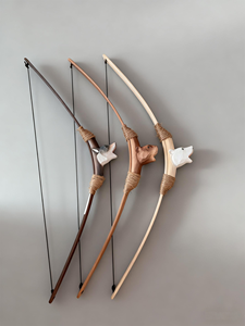 Ensemble arc et flèches en bois sculpté à la main, design et logo personnalisables, jouets de tir à l'arc, jeux de tir en plein air et en intérieur - Product Image 1