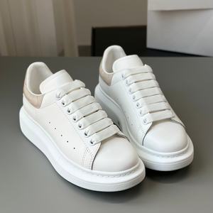 รองเท้าผู้ชายดีไซน์เนอร์คุณภาพสูง หนังแท้สีขาว รองเท้ากีฬา ลายหนังจระเข้ ดีไซน์ทันสมัยและมีสไตล์ - Product Image 2