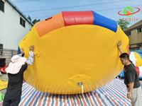 Jouet aquatique gonflable commercial rotatif et tractable pour usage extérieur
