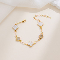 Ensemble de bijoux de mode pour femmes à usage quotidien, collier, bracelet, bague et boucles d'oreilles en alliage avec motif trèfle porte-bonheur - un coffret cadeau