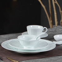 Service de table en porcelaine blanche pour hôtel/restaurant, restauration, buffet, bol à riz, tasse à café, soucoupe, assiette, style chinois Jingdezhen
