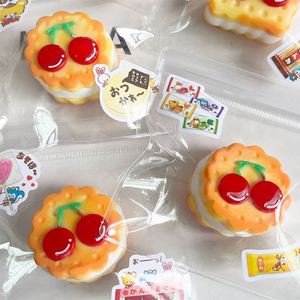 บิสกิตซิลิโคนญี่ปุ่นพรีเมียม บีบเล่นได้ ไม่กินได้ บรรเทาความเครียด คืนรูปช้า เหมาะสำหรับเป็นของขวัญและของที่ระลึก - Product Image 3