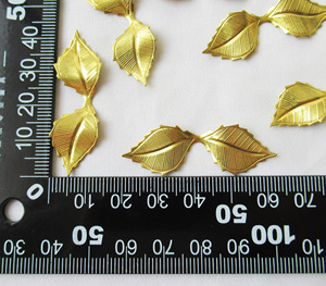 Sayap daun dapat ditekuk pencari kuningan lapisan bertekstur 43x14mm desain kerajinan DIY - Product Image 3