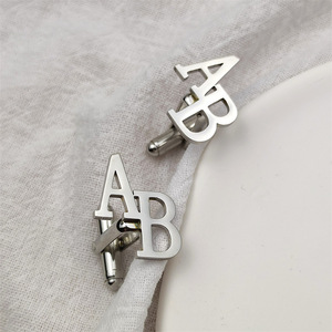 Boutons <span class=keywords><strong>de</strong></span> <span class=keywords><strong>manchette</strong></span> personnalisés <span class=keywords><strong>de</strong></span> luxe Lateefah OEM avec initiales pour hommes, boutons <span class=keywords><strong>de</strong></span> <span class=keywords><strong>manchette</strong></span> en acier inoxydable avec nom pour les garçons d'honneur - Product Image 5