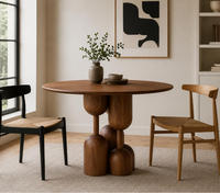 Table à manger en bois massif de style italien rétro avec quatre chaises, combinaison haut de gamme, simple, pour appartement ou villa
