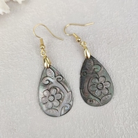Boucles d'oreilles pendantes en nacre noire naturelle et coquille blanche, motif colombe et fleur, plaquées or classique, forme goutte d'eau, très vendues