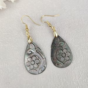 Vente chaude Naturel Noir Nacre Blanc Shell Colombe Fleur Boucles D'oreilles Pendantes Classique Plaqué Or Crochets Goutte D'eau Boucle D'oreille - Product Image 5
