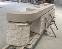 Îlot de cuisine sur mesure en pierre naturelle beige avec évier intégré en marbre, base en roche imperméable pour cuisine et salle à manger intérieure/extérieure