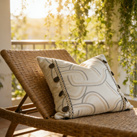 Französischer Landhausstil Bohemian Gebogenes Stickerei-Dekokissen Handgefertigte Spitzenkante mit Knopfakzenten Dekoratives Kissen für Zuhause