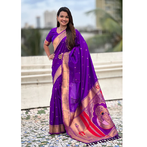 Saree de seda Paithani púrpura con intrincados MOTIVOS DE Dios Mahalaxmi tejidos Zari y bordes elegantes para un aspecto divino y real - Product Image 1