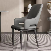 Chaise de salle à manger en cuir artisanal avec dossier ergonomique, pieds en métal robustes et structure supérieure