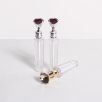 Conteneur de brillant à lèvres de luxe en ABS PP polygone de marque privée vide Tube de brillant à lèvres de luxe échantillon de 2ml avec couvercles en or et argent