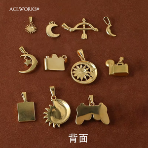 Iconos Retro Atemporales |   Dijes de Acero Inoxidable con Baño de Oro PVD de 18K |   Colgantes de Cámara, Arco y Flecha, y Control de Videojuegos con Diseño de Sol y Luna - Product Image 6