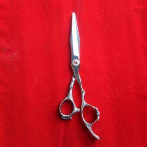 Ciseaux de coupe de cheveux de barbier de haute qualité de 6 pouces avec outil de beauté en acier inoxydable avec poignée Dragon avec lame droite tranchante - Product Image 1