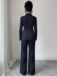 ピンストライプ柄のフォーマルでエレガントなレディースツーピースビジネススーツ（Vネック、6つボタン、ダブルベント、パンツ付き） - Product Image 2