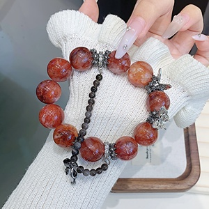 Pulsera de Cristal de Flor de Goma Roja Natural de Alta Calidad con Borlas de Mariposa - Cadena de Mano Única para Hombres y Mujeres - Product Image 2
