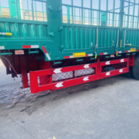 Semi-remorque de transport de bétail en acier JINFENG de haute qualité, 60 tonnes, 3/4 essieux, avec clôture, équipement de sol robuste, couleur personnalisée