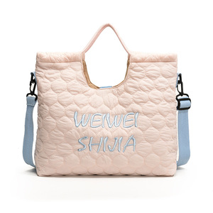 กระเป๋าสะพายแฟชั่นสีชมพูอ่อนปักลายควิลท์และตัวอักษร - Product Image 1