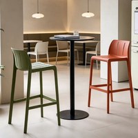 Tabouret de bar moderne et minimaliste en plastique avec configuration à pédale, empilable, chaises hautes épaissies pour restaurant, bar et usage extérieur