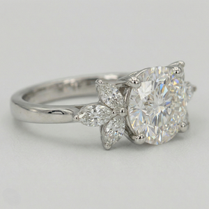 Anillo de Platino con Diamantes Modernos para Mujer, Joyería Fina con Acento de Piedra Brillante y Banda de Platino, para Regalo Nupcial o Uso Diario - Product Image 3