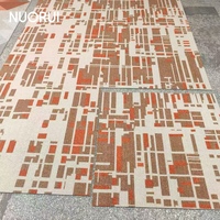 Dalles de moquette et planches de moquette imprimées en nylon à motif géométrique personnalisé, MOQ d'une pièce pour l'isolation acoustique des espaces de coworking modernes