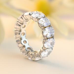 Bagues de mariage éternité tendance en zircon rond plaqué rhodium de luxe pour femmes, idéales pour les fiançailles, les anniversaires et les fêtes - Product Image 2