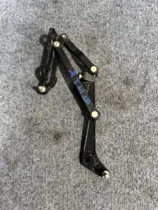 ORIGINAL GEBRAUCHTES AUTOTEIL Passend für ASTON MARTIN RAPIDE Heckklappe Linkes Scharnier OEM AD43F42701AB 2010-2019 - Product Image 2