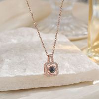 Collier pendentif en zircon en forme de cœur avec projection 100 langues, design de niche pour femme, bambou tendance, cuivre mat, Europe Amérique