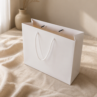 Sac de shopping en papier de boutique avec poignée en corde de coton torsadée, emballage cadeau personnalisé avec illustration