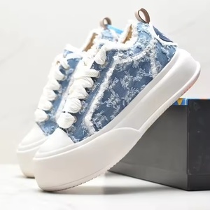 Zapatos de lona blancos de marca original de alta gama, hechos a medida, con parte superior de malla transpirable, acolchados para mayor comodidad al caminar, para mujer. - Product Image 1