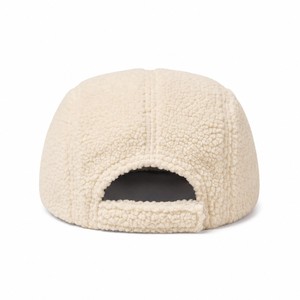 Gorra de Invierno Cálida Unisex T&L OEM Personalizada con Parche de Cuero Vegano, Forro Polar Sherpa y Borde Plano, Ajustable para Exteriores - Product Image 6