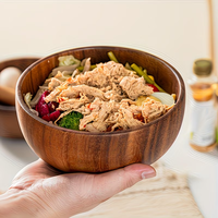 Grand ensemble de bols à salade en bois ronds pour mélanger les fruits avec une pince