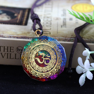 Collier pendentif en résine avec puce de cristal, design géométrique rond, serti clos, bijou unisexe, cadeau - Product Image 3