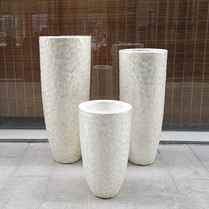 Pots à fleurs en fibre de verre blancs sur pied, vente directe d'usine, pour magasins de mariage, centres commerciaux, centres de bien-être - Product Image 2