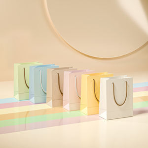 Sac de shopping en papier cartonné ivoire de luxe, fabriqué par le fabricant, style classique personnalisé avec ruban en forme de nœud, durable et imprimé avec un logo - Product Image 3